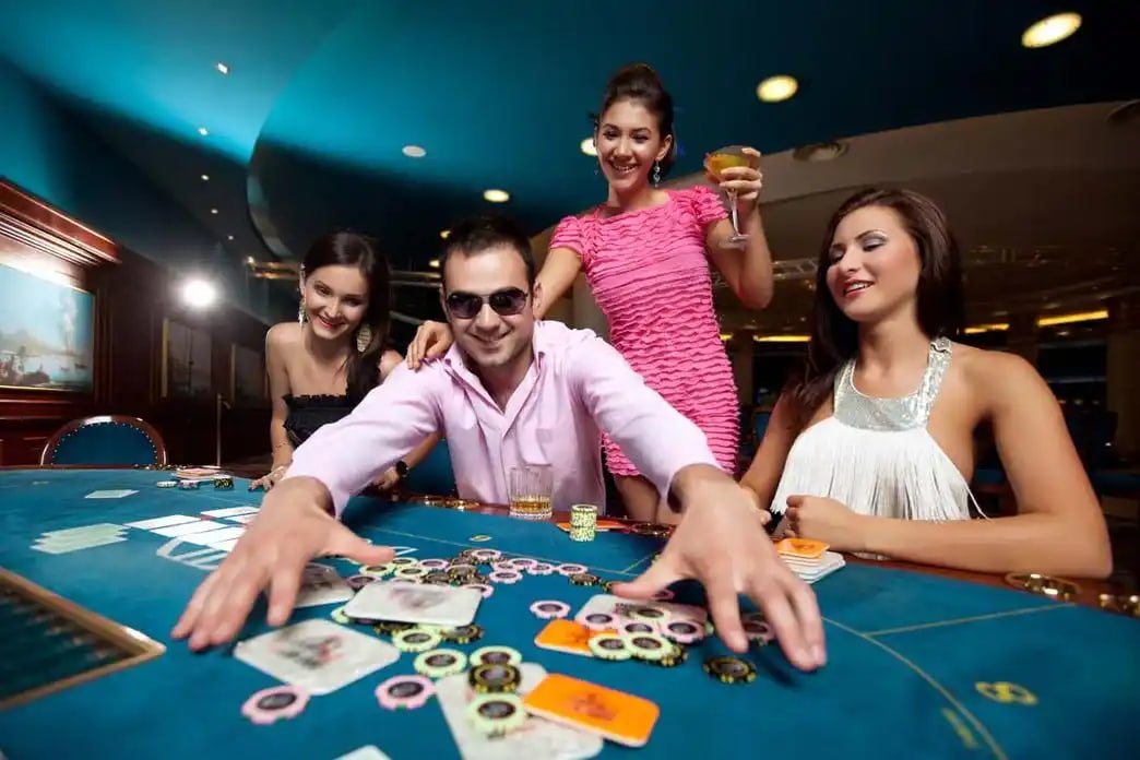 Aplikasi paku togel menampilkan kasino langsung dan pasar sportsbook di layar mobile