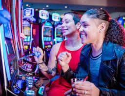 Berbagai meja Tarung Mesin paku togel ditampilkan dengan skema warna ungu dan merah anggur yang elegan